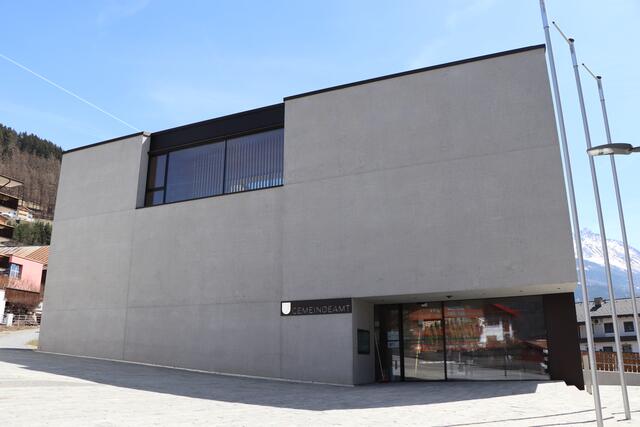Das neue Amtsgebäude der Gemeinde Nauders mit dem neuen Dorfplatz. | Foto: Othmar Kolp