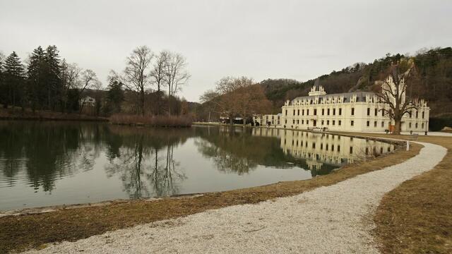 Wenn man vom Schloss Hernstein auf die südliche Seite des Schlossparks geht, gelangt man ... | Foto: Silvia Plischek