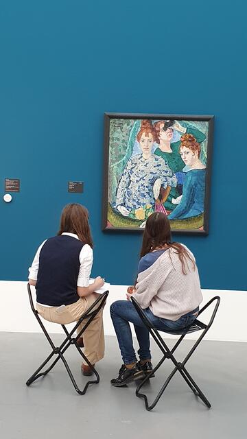 Die Schülerinnen setzten sich intensiv mit den Kunstwerken auseinander. | Foto: BG/BRG Bad Ischl