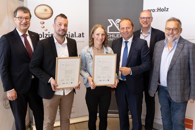 (v.l.) Martin Wetscher, Vizepräsident der Tiroler Wirtschaftskammer, Philipp Küng, Ausbildner (Gabriel Forcher Tischlerei GmbH), die mit einer Anerkennung belohnte Johanna Klaunzer, LHStv. ÖR Josef Geisler, Landesinnungsmeister der Tischler Klaus Buchauer und Manfred Saurer, proHolz Tirol-Vorstandsvorsitzender  | Foto: ©proHolz Tirol_Foto Forcher