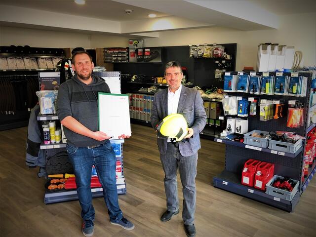 Christian Hollinger, Regionalstellenleiter WKO Ennstal/Salzkammergut (rechts), überreichte Patrick Höflehner die Urkunde für sein zehnjähriges Firmenjubiläum. | Foto: WKO Steiermark, Regionalstelle Ennstal/Salzkammergut