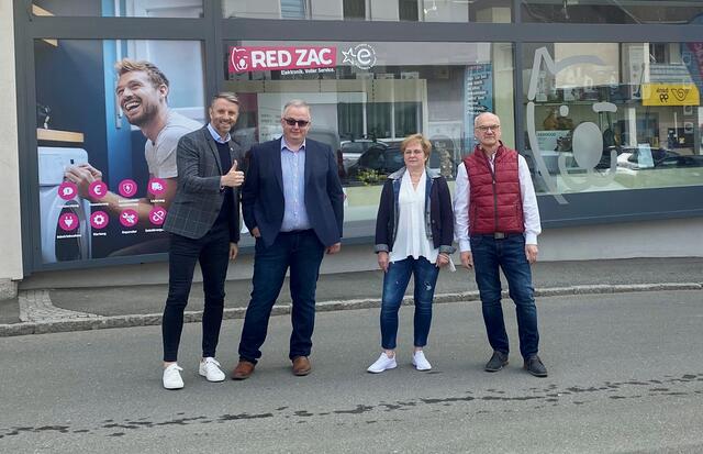 Red Zac Vorstand Brendan Lenane mit Eigentümer Christian Baumgartner und den Vorbesitzern Herta und Franz Kollegger (von links) | Foto: Red Zac