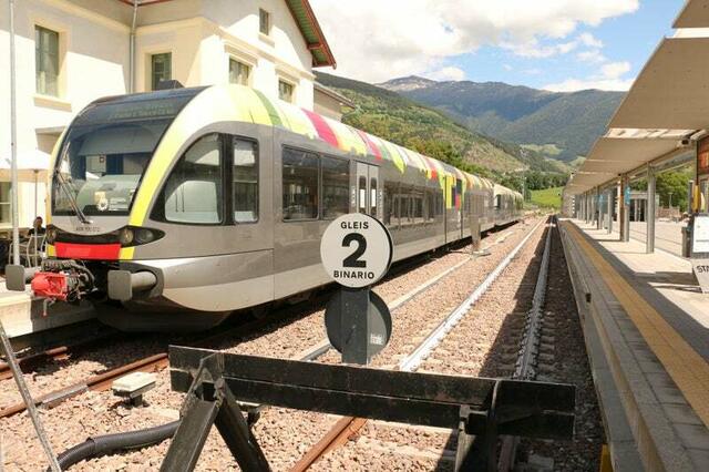 Die Bahn würde nach dem Bau eines Eisenbahnkreuzes in der Terra Raetica im Bahnhof Mals im Vinschgau (im Bild) nicht mehr Endstation machen, sondern weiterfahren. | Foto:  LPA/Ingo Dejaco