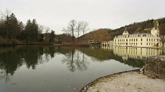 ... mit Blick auf den Teich und das Schloss. ... | Foto: Silvia Plischek