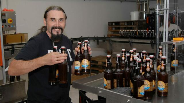 Braumeister Hans Peter Hochstaffl vom Pinzgau Bräu darf sich auch dieses Jahr über den ersten Platz als beliebteste Kleinbrauerei im Salzburger Land freuen. | Foto: Pinzgau Bräu