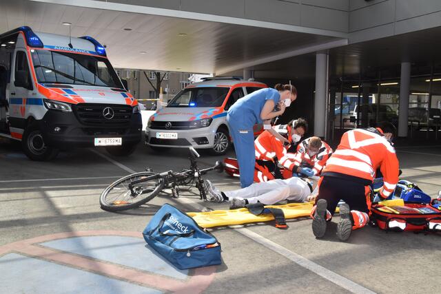 So könnte ein Einsatz aussehen: Sanitäter und Notärzte arbeiten gemeinsam, um das Opfer zu retten. | Foto: Karl Pufler