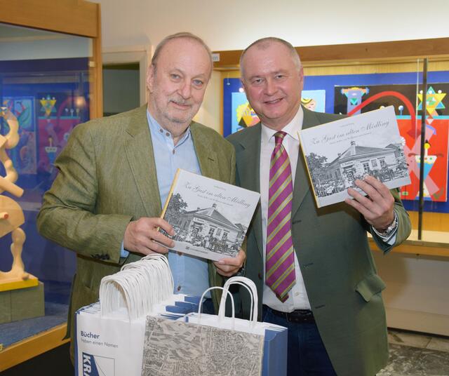 Gebhard König (links) und Bürgermeister Hans Stefan Hintner präsentieren das Buch nach der Präsentation im Museum Mödling. | Foto: Bernhard Garaus