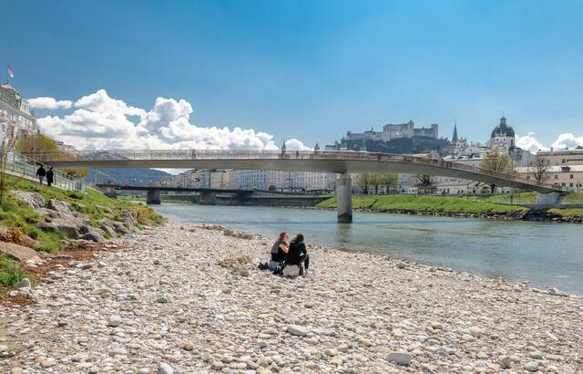 Ab sofort „gehört“ das Ufer wieder den sonnenhungrigen Menschen.
 | Foto: Stadt Salzburg/Alexander Killer 