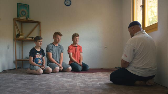 In der Dokumentation "Brotherhood" zeigt Francesco Montagner drei bosnische Brüder, die 23 Monate ohne ihren Vater auskommen müssen, weil der wegen islamistischer Betätigung im Syrien-Krieg ins Gefängnis muss. | Foto: Crossing Europe