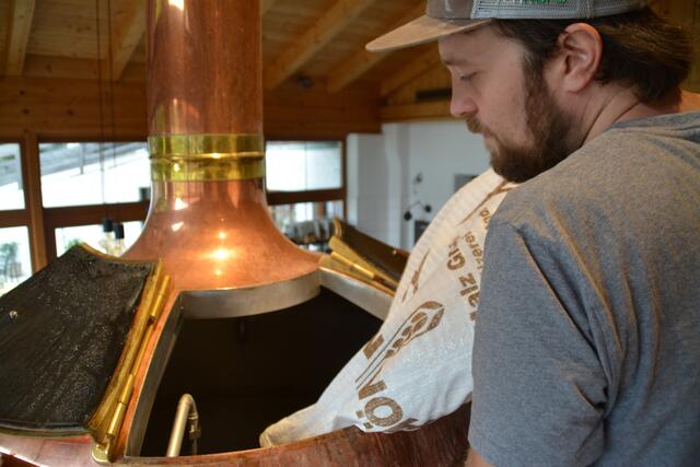 Für den "Bierol"-Sud wird mit "Fisser Gerste" die erste Maische angesetzt. | Foto: Noggler/BB Archiv