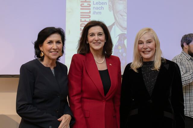 Danielle Spera, Reggie Kennedy und Gael Neeson (v.l.n.r.) besuchten die Eröffnung der Ausstellung.  | Foto: Ouriel-Morgensztern