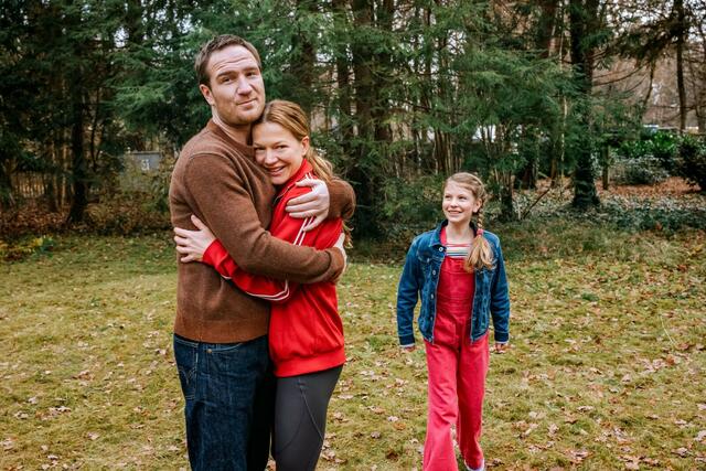  Paul (Frederick Lau), Julia (Hannah Herzsprung) und Lilly (Romy Schroeder) sind eine kleine, glückliche Familie - bis die Drei auf einmal nur noch zu zweit sind. | Foto: Warner Bros.
