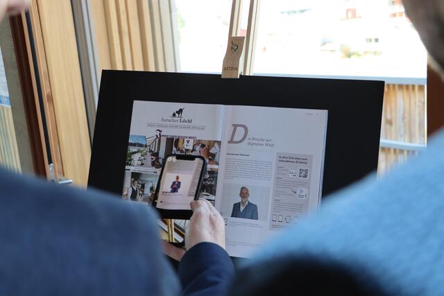 Einfach kurz mit dem Handy bzw. der "Livi AR App" scanen und schon fangen statische Motive plötzlich an zu sprechen.  | Foto: Christoph Klausner