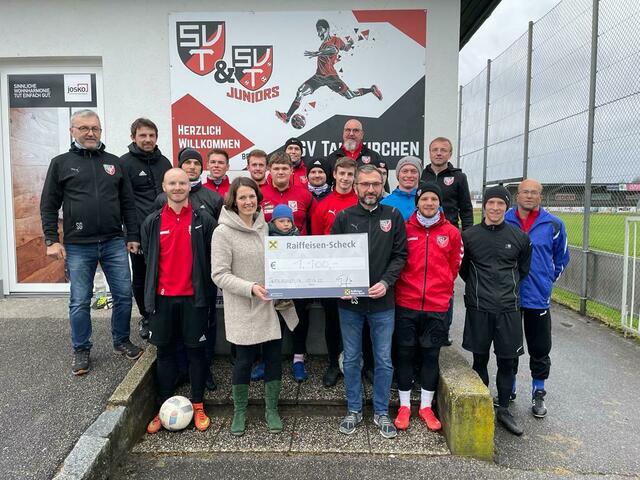 Den Scheck überreichte Obmann Christoph Spitzenberger gemeinsam mit Spielern und Funktionären an die Leiterin der Andorfer Hilfsorganisation ORA International, Katharina Mantler. | Foto: SV Taufkirchen/Pram