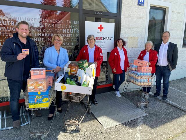 Von links: Stadtparteiobmann Sebastian Wolfram, Bürgermeisterin Maria Pachner, Mitarbeiterinnen des Rotkreuz-Sozialmarktes Grieskirchen und Rotkreuz-Bezirksstellenleiter und Vizebürgermeister Günter Haslberger. | Foto: ÖVP Grieskirchen