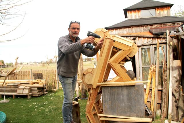 Andreas Mathes stellt "Helferleins" in allen denkbaren Größen von wenigen Zentimetern bis zu zwei Metern in den öffentlichen Raum. | Foto: Friedrich Doppelmair