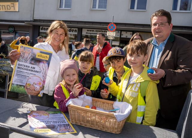 Brauchtum am Markt: Marktreferent Stadtrat Christian Pober und Irmgard Platzer, Mitglied des Marktvereinsvorstandes, mit begeisterten Eierpeckern. | Foto: Augustein
