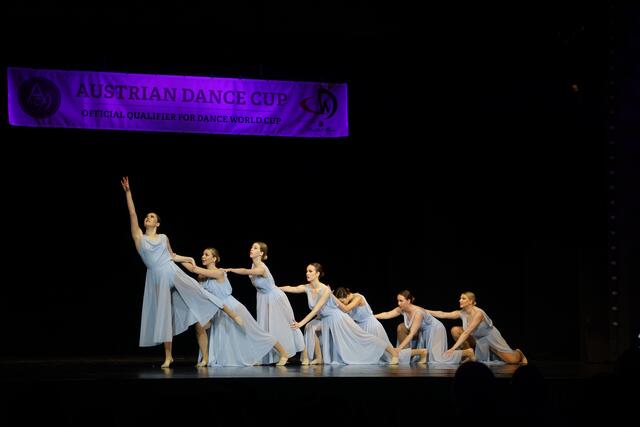 Gruppe Crazealot mit "Carry You"
v.l.n.r.: Elena Kittelmann, Livia Herczeg, Marie Zechmeister, Marlies Franta, Becci Schindler, Laura Herdits, Stephanie Török | Foto: Christina Karall