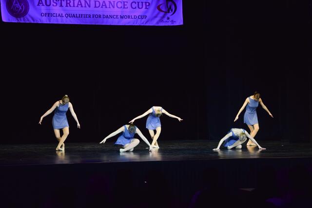 RDC mit "Der Mond lacht"
v.l.n.r.: Mona-Marie Rössler, Caroline Wallner, Emilia Fritz, Iva Deli, Martha Schläffer
 | Foto: Doris Rupp