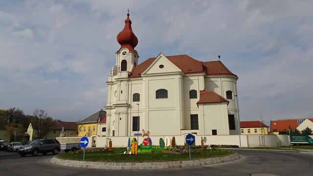 Pottendorf: Wir starten unseren Spaziergang beim österlich dekorierten Kreisverkehr mit Blick auf die Pfarrkirche St. Jakobus. ...
| Foto: Silvia Plischek