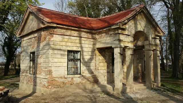 Das 1811 errichtete Wächterhaus erhielt inzwischen ein neues Dach. Laut Gemeindeinfo soll hier nach der endgültigen Renovierung ein Park-Café mit Gartenbetrieb entstehen.
 | Foto: Silvia Plischek