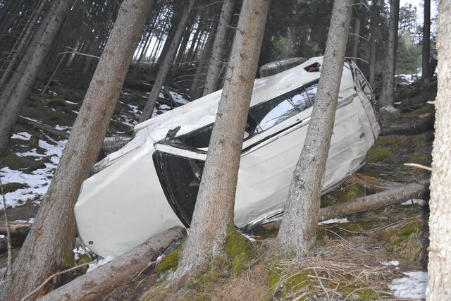 Das Fahrzeug überschlug sich und wurde von Bäumen gestoppt. | Foto: Symbolbild: Zoom-Tirol