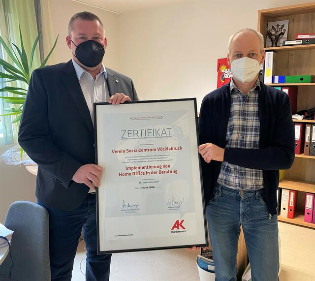 Stefan Hindinger (r.), Leiter des Mosaik, bekommt das Zertifikat von AK OÖ-Vorstand Michael Seemayer. | Foto: Sozialzentrum Vöcklabruck