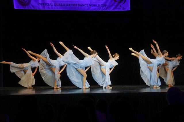 Gruppe Crazealot mit "Carry You"
v.l.n.r.: Livia Herczeg, Stephanie Török, Marlies Franta, Marie Zechmeister, Becci Schindler, Elena Kittelmann, Laura Herdits | Foto: Christina Karall