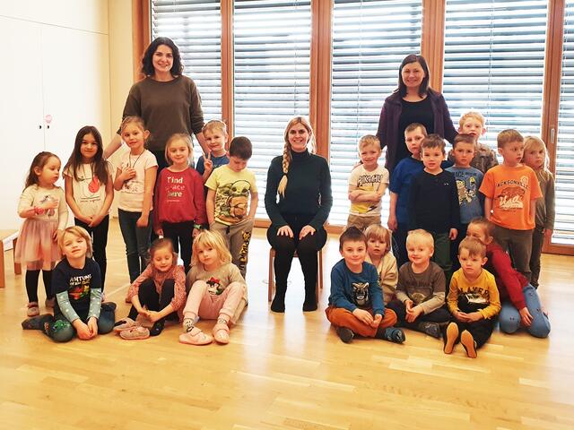 Umweltberaterin Sarah Nell (Mitte) zu Gast im Kindergarten. | Foto: AWV