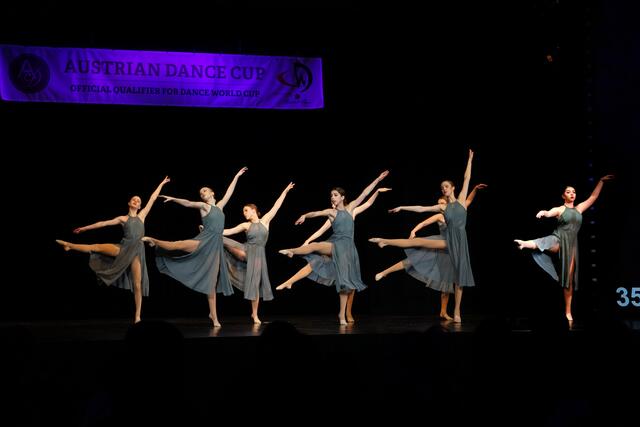 Dancing Divas mit "When You Move"
v.l.n.r.: Iva Deli, Emilia Fritz, Caroline Wallner, Tanja Biocanin, Lisa Philipp (verdeckt), Mona-Marie Rössler (verdeckt), Martha Schläffer, Lara Strubreiter | Foto: Christina Karall