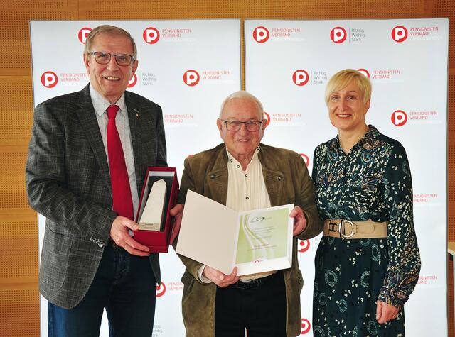 Als Anerkennung für seinen Einsatz für ältere Menschen wurde Eduard Steindl (Mitte) von Penionistenverband OÖ Präsident Heinz Hillinger und Landessekretärin Jutta Kepplinger mit dem Titel Sozialrat ausgezeichnet. | Foto: PV OÖ