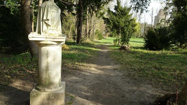 Bei der Urnenstatue Irma: In Gedenken an Irma von Esterházy von ihrem Gatten Nikolaus. | Foto: Silvia Plischek