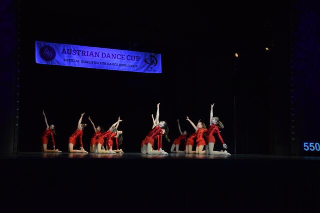 Gruppe Dancetastics mit "Saxophone"
v.l.n.r.: Hannah Szep, Samantha Kreicsich, Juliana Hotz, Magdalena Tinhof, Julia Trabichler, Lara Miehl, Nina Fister (verdeckt), Mia Leitner (verdeckt), Anna Trabichler (verdeckt), Eileen Popp, Klara Mayer (verdeckt), Hanna König, Laura Frühwirth | Foto: Christina Karall