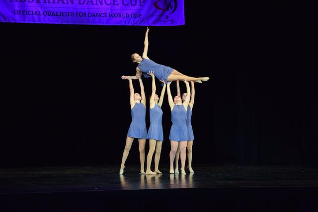 RDC mit "Der Mond lacht"
v.l.n.r.: Mona-Marie Rössler, Martha Schläffer, Caroline Wallner, Iva Deli, Emilia Fritz (oben) | Foto: Doris Rupp