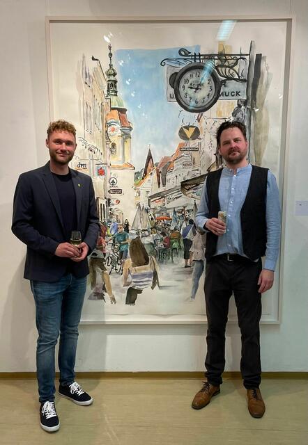Künstler Nikolaus Yvon (r.) mit Jugendgemeinderat Patrick Mitmasser (r.).