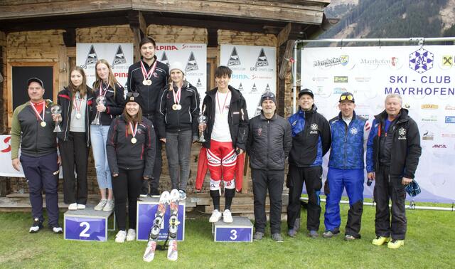 Die Tiroler MeisterInnen aller Alterskategorien bzw. Austria-Cup-GesamtsiegerInnen mit TSV-Vizepräsident Martin Kröll, Markus Putz, Josef Wechselberger und Uli Spieß vom SC Mayrhofen | Foto: S. Wallner