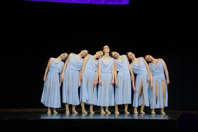 Gruppe Crazealot mit "Carry You"
v.l.n.r.: Marie Zechmeister, Stephanie Török, Livia Herczeg, Marlies Franta, Becci Schindler, Elena Kittelmann, Laura Herdits | Foto: Christina Karall