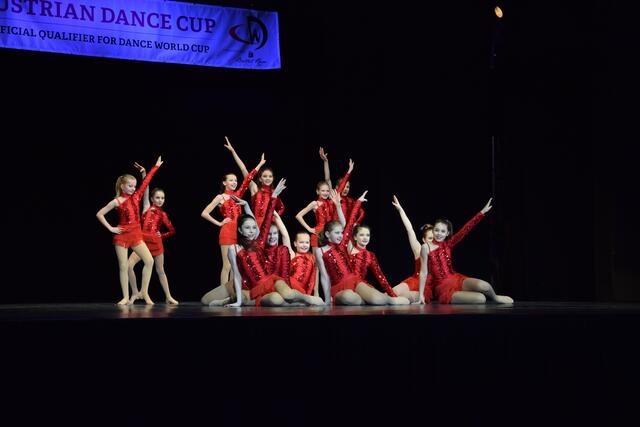 Gruppe Dancetastics mit "Saxophone"
v.l.n.r.: Magdalena Tinhof, Julia Trabichler, Juliana Hotz, Anna Trabichler, Eileen Popp, Mia Leitner, Hanna König, Nina Fister, Laura Frühwirth, Hannah Szep, Lara Miehl, Samantha Kreicsich (verdeckt), Klara Mayer | Foto: Christina Karall