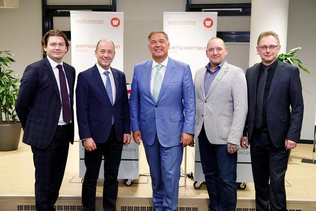 Nach der Wahl der neuen Bezirksobmänner (v.l.): Christian Enöckl (Brigittenau), Christian Timmermann (Donaustadt), Präsident Walter Ruck, Erich Mähnert (Floridsdorf) und Michael Musek (Leopoldstadt). | Foto: Florian Wieser