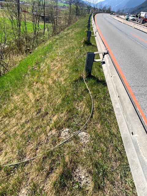 Eine Stromleitung wurde abgerissen und fiel auf die Fahrbahn. | Foto: zeitungsfoto.at