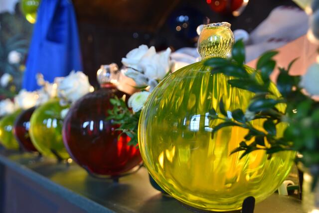 Farbenfrohe Kugeln zieren das Ostergrab. | Foto: Johanna Schweinester