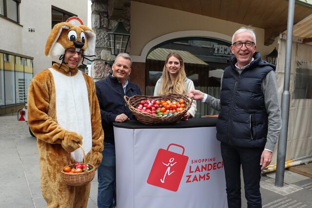 Der Osterhase machte Halt in Landeck - Im Bild mit Markus Müller (Leistungsgemeinschaft Landeck-Zams), Talkesselmanagerin Andrea Steiner und Bürgermeister Herbert Mayer (v.li.). | Foto: Siegele