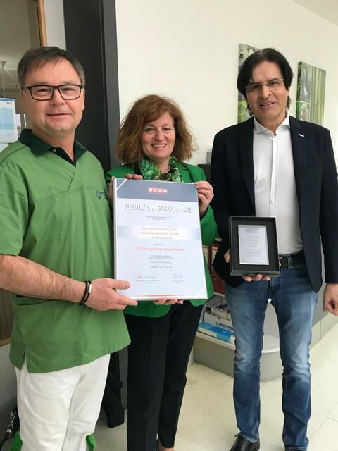 Doris Granabetter, Geschäftsführerin der Landesinnung der Gesundheitsberufe, und Riegler (r.) gratulierten Korlath herzlich. | Foto: WKB