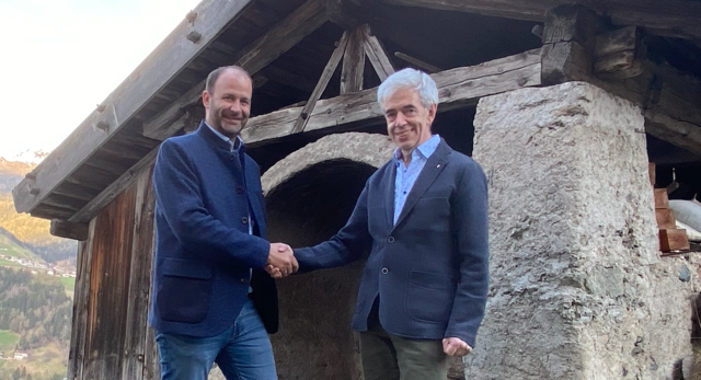 Der Miederer Bürgermeister Daniel Stern (l.) löste den Schönberger Ortschef Hermann Steixner als Stubaier Planungsverbandsobmann ab. | Foto: privat