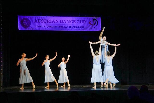 Gruppe Crazealot mit "Carry You"
v.l.n.r.: Livia Herczeg, Becci SChindler, Laura Herdits, Stephanie Török, Marlies Franta, Elena Kittelmann, Marie Zechmeister (oben)
 | Foto: Christina Karall