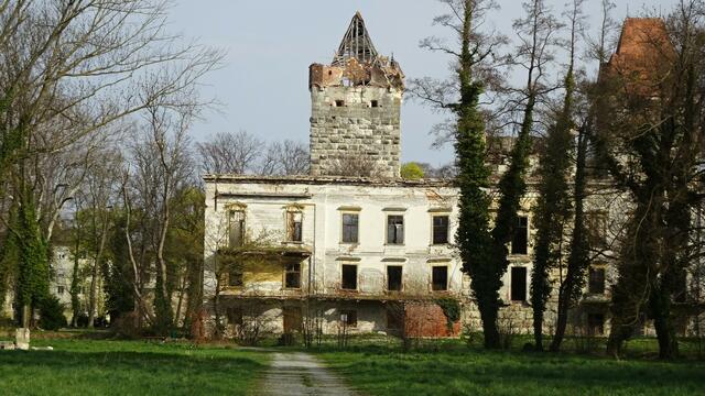 Das seit 1979 unter Denkmalschutz stehende Wasserschloss hatte einst die Türkenkriege unbeschädigt und auch den Zweiten Weltkrieg weitgehend unversehrt überstanden, ...
 | Foto: Silvia Plischek