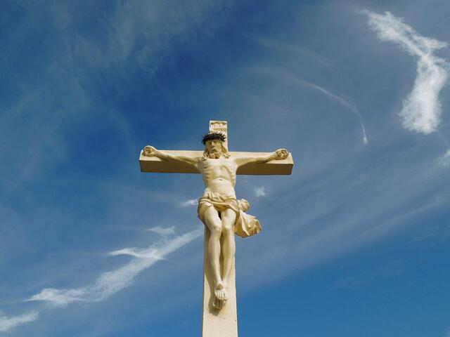 Über dem Kopf von Jesus ist eine Tafel angebracht, auf der die Inschrift "INRI" zu lesen ist. | Foto: Josef Samuel