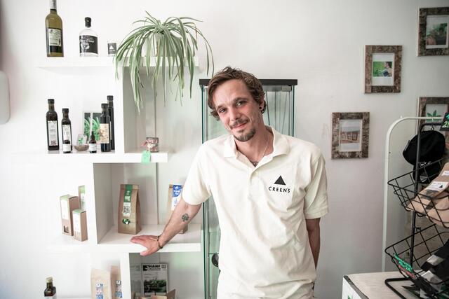 Cannabinoid-Fachhändler: Kevin Kawalirek ist von den über 500 bekannten Inhaltsstoffen von Cannabis begeistert. Für ihn ist die Pflanze ein Wunder der Natur, deren Potential noch lange nicht ausgeschöpft ist.