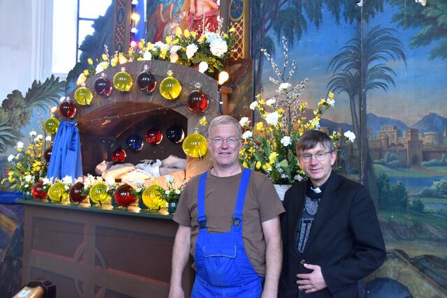 Zimmerer Michael Straif und Pfarrer Rupert Toferer. | Foto: Johanna Schweinester