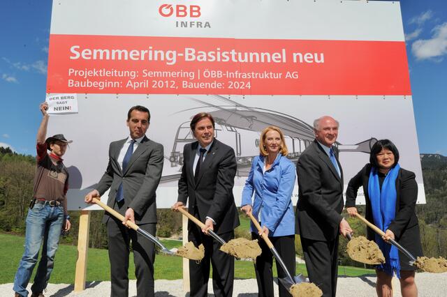 Schon beim Spatenstich 2012 gab's Kritik am Loch durch den Berg und massive Zweifel an dem Zeitplan. Kritiker fühlen sich durch die neuerlichen Verzögerungen bestätigt.  | Foto: Santrucek